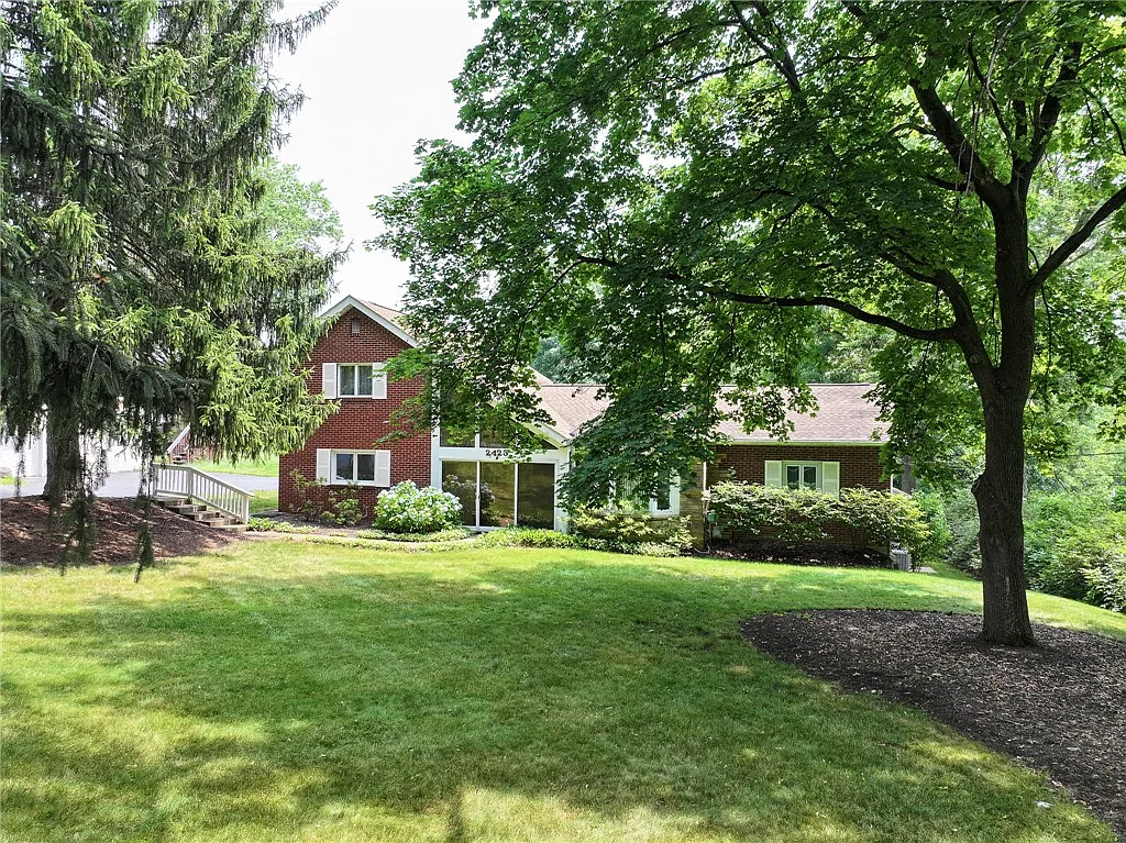 2423 Willowbrook Rd photo 1
