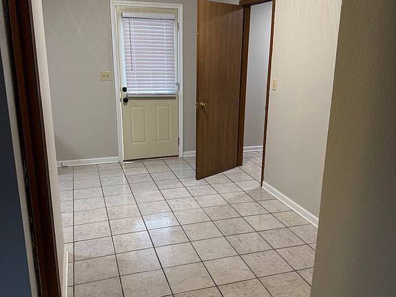 5th image of 1035 Village Ln #1035