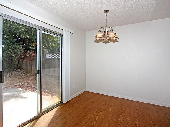 4th image of 10174 Country Way