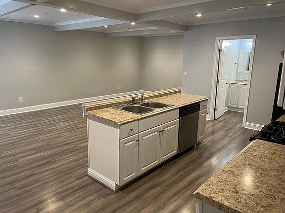3rd image of 629 University St