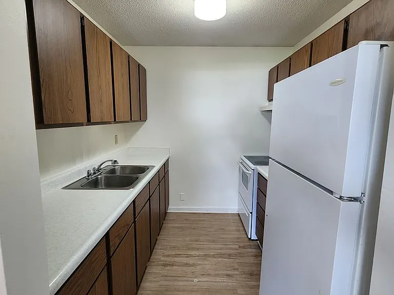 3010 W Omaha St — Photo 5