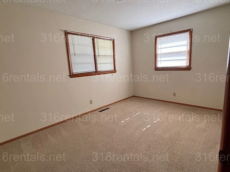 307 E Warren — Photo 3