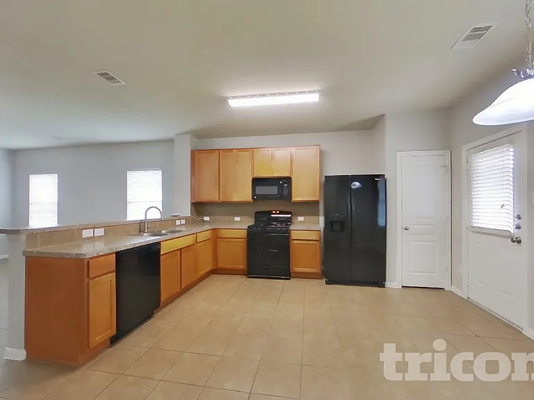 2122 Hackberry Bank Ln — Photo 4