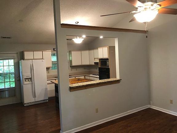 3rd image of 26 E Meadow Ln