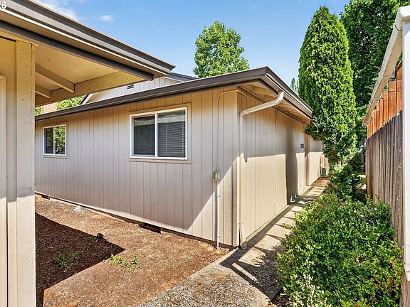 5th image of 3738 NE 45th St