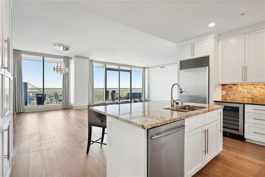2 bed, 2.5 bath, 2890 sqft, $11,500 — Photo 4