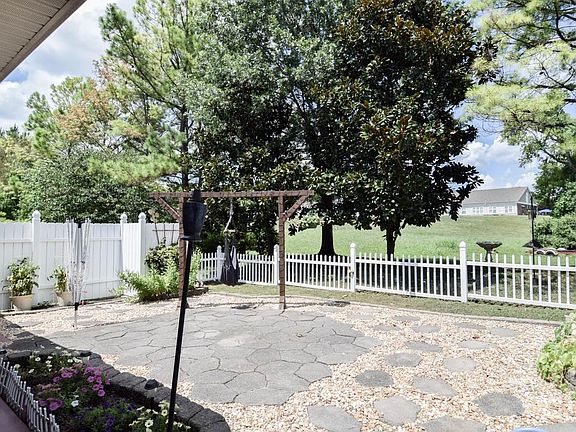 5th image of 1096 Ellis Way