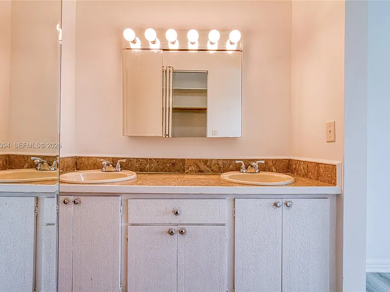 5259 SW 40th Ave #26 — Photo 15