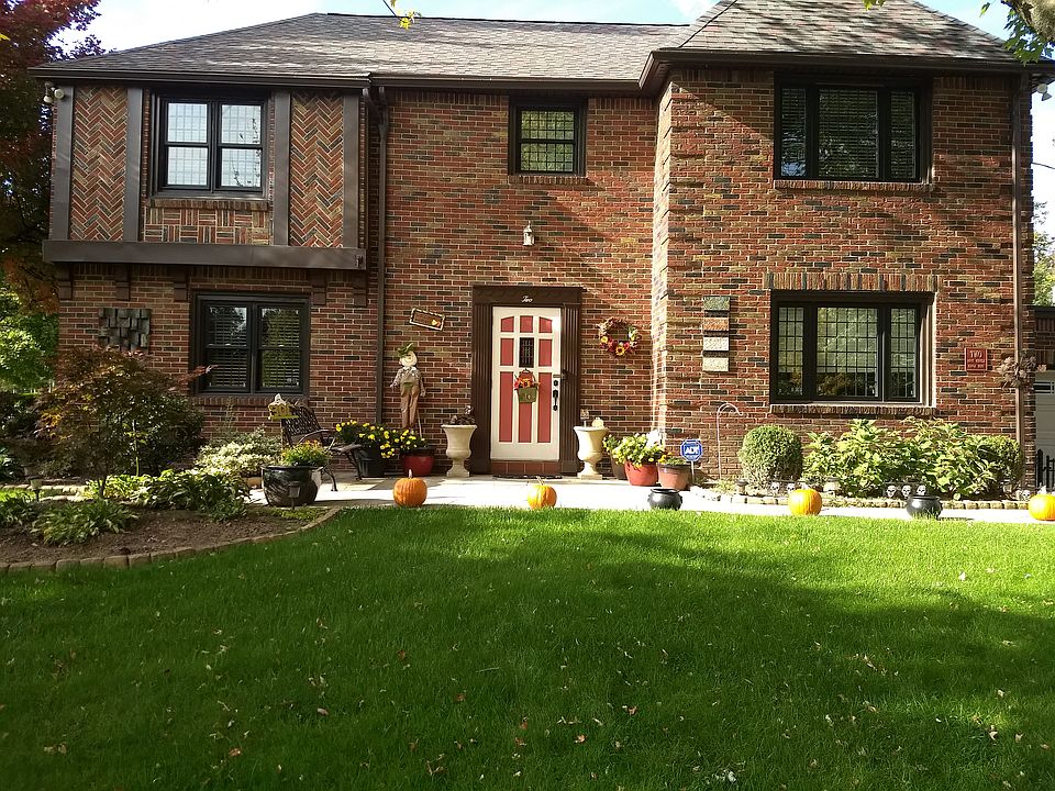 1st image of 2 Park Cir