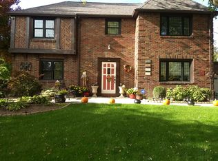 2 Park Cir, Amherst, NY 14226