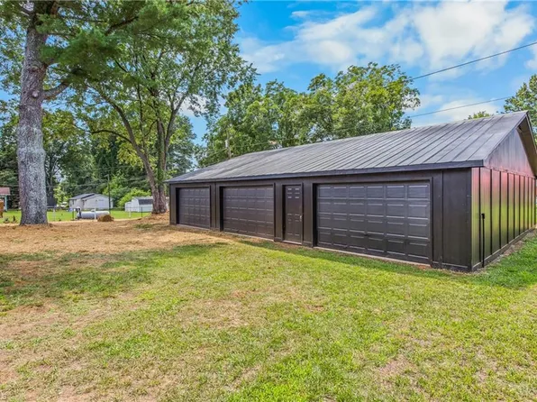 117 Hinshaw Ave, Yadkinville, NC 27055