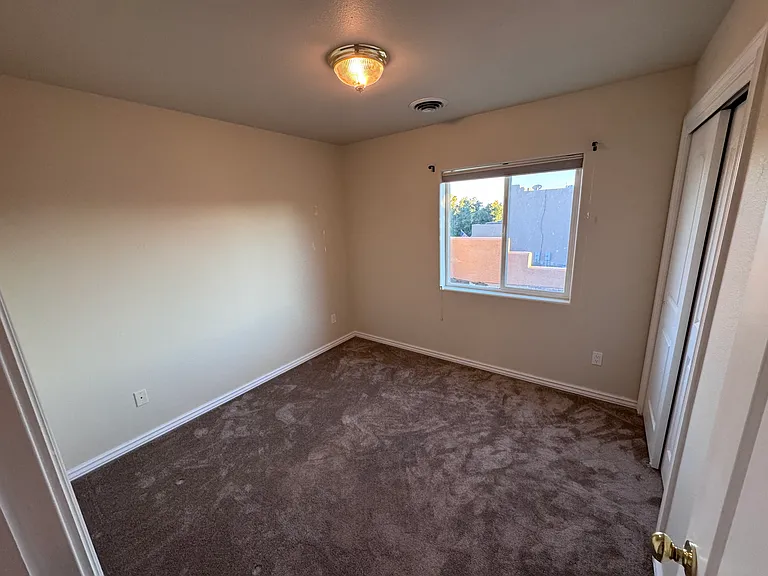 1912 Hollyhock Cir — Photo 33