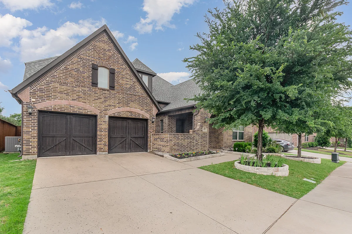 Building Photo - 605 Conifer Ln