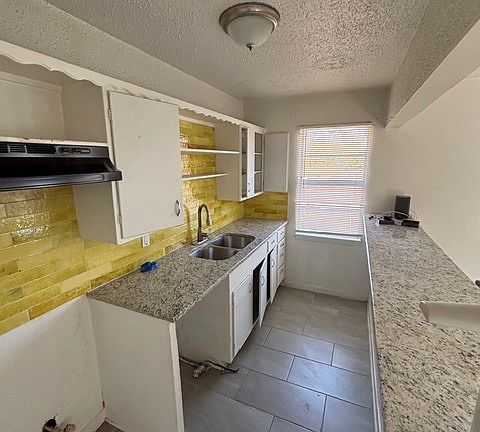 3rd image of 308 E Dunn Ave