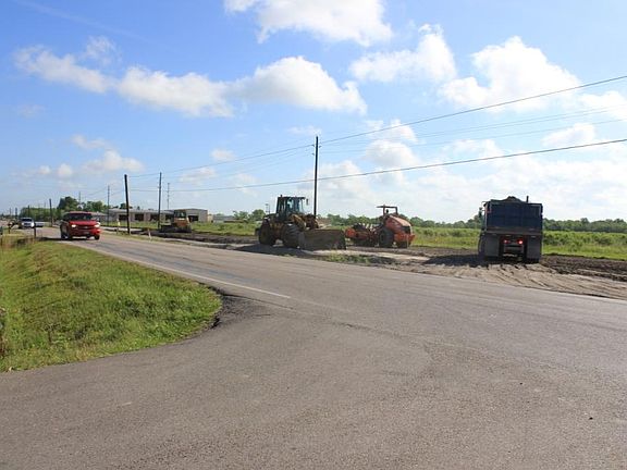 Road expansion under construction. Se esta construyendo la calle para expanderla
