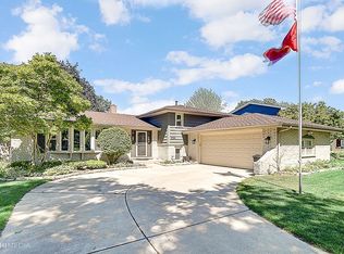 7720 Queens Ct, Downers Grove, IL 60516