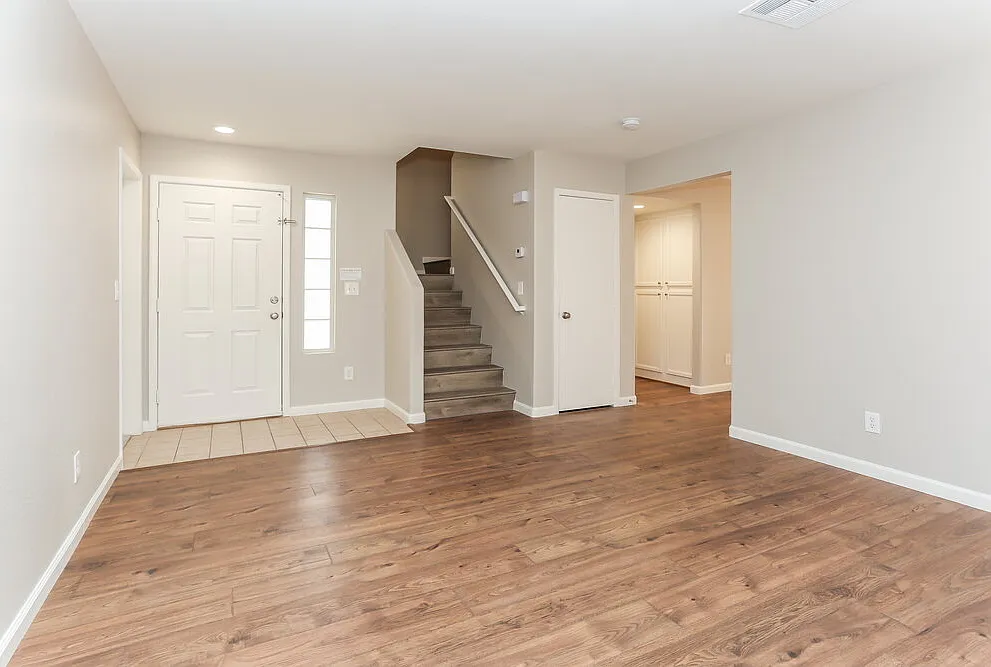 3 bed, 2.5 bath, 1639 sqft, $2,110 — Photo 4