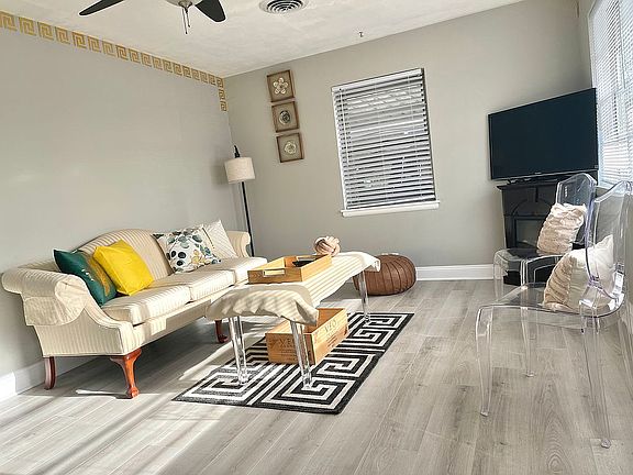 4th image of 1028 Sharon Dr