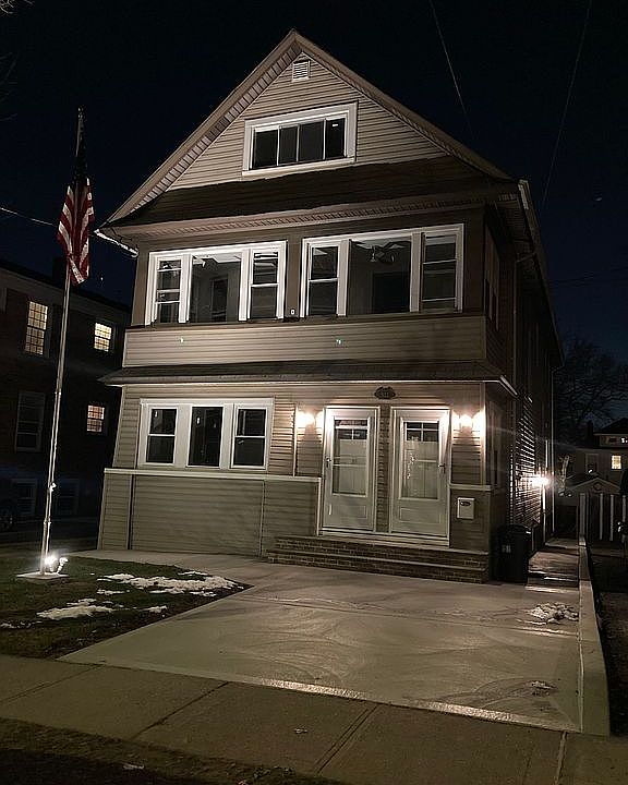 2nd image of 933 Forest Ave