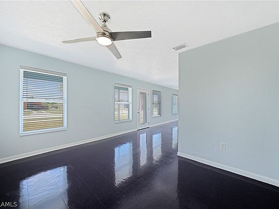 4th image of 521 Sharon Cir