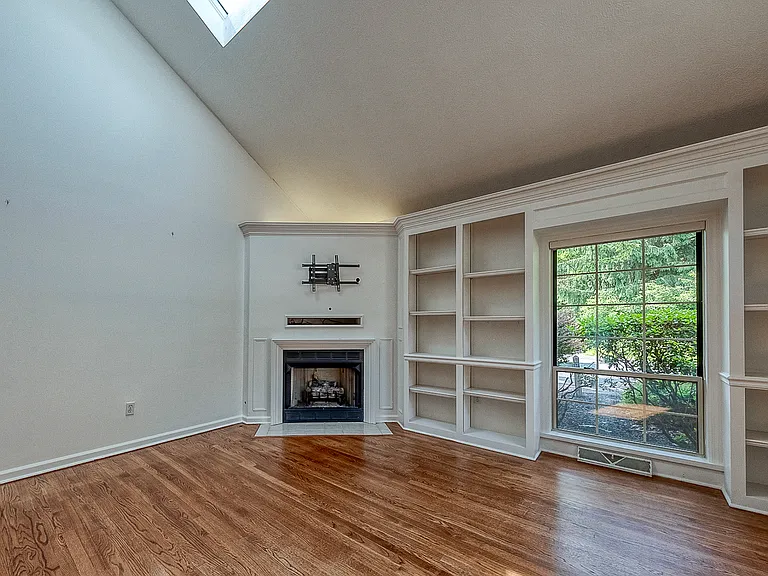 618 Essex Ct — Photo 10