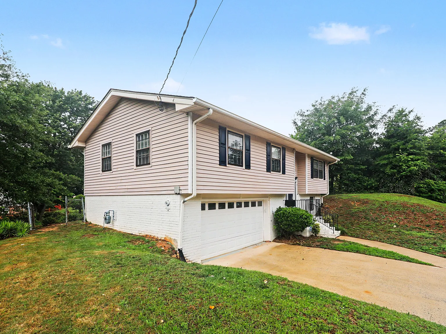 3 bed, 2.5 bath, 1803 sqft, $2,100 — Photo 2