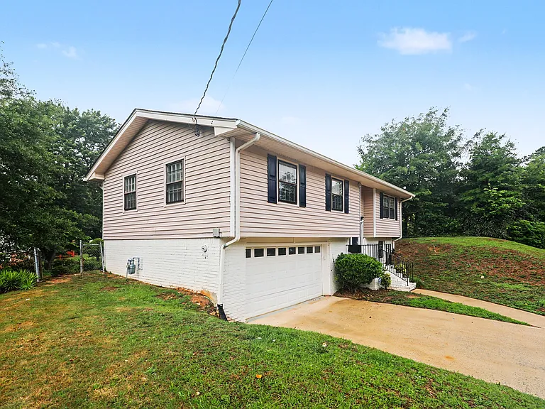 2120 Sandgate Cir — Photo 2