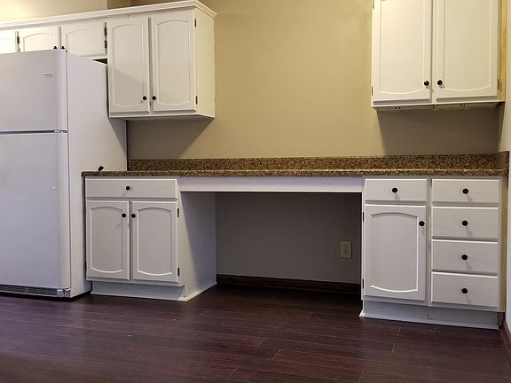 Updated, eat-in kitchen with bonus desk/breakfast bar