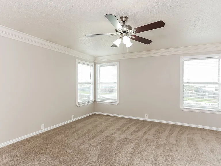 7027 Glenshire Dr — Photo 11