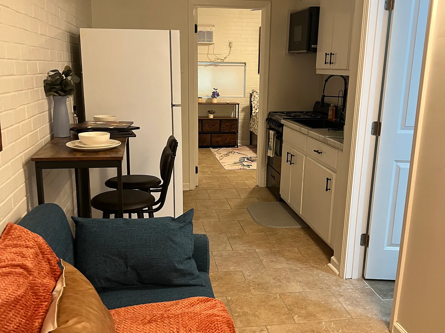 2 bed, $995 — Photo 2