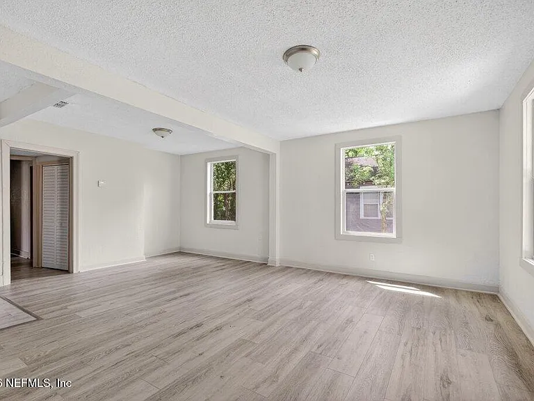 845 Ontario St — Photo 5