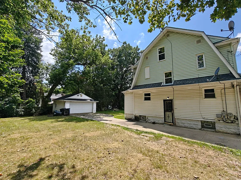 886 Stoner St — Photo 2