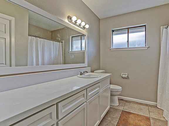 5th image of 4229 Iris Ln