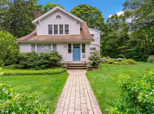 8 Holly Ln, Branford, CT 06405