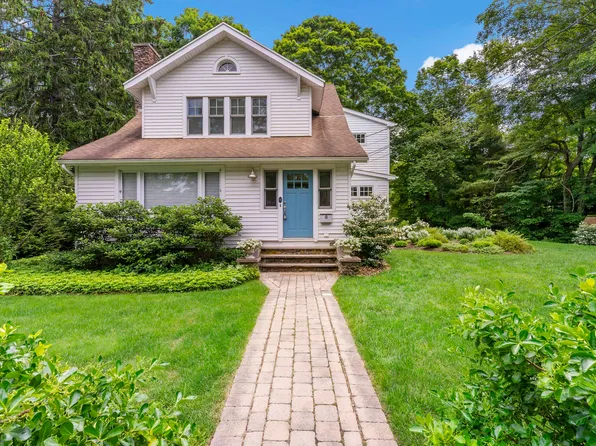 8 Holly Lane, Branford, CT 06405