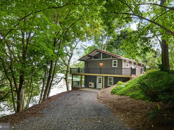 601 N Shore Dr, Lenhartsville, PA 19534