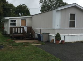 4 Willington Dr, Macungie, PA 18062