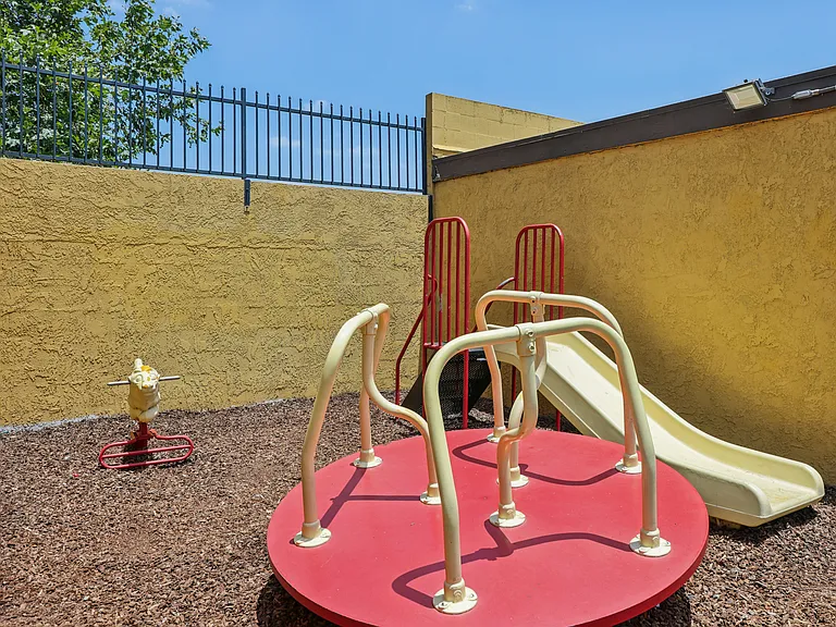 Casa Moreno Apartments — Photo 13