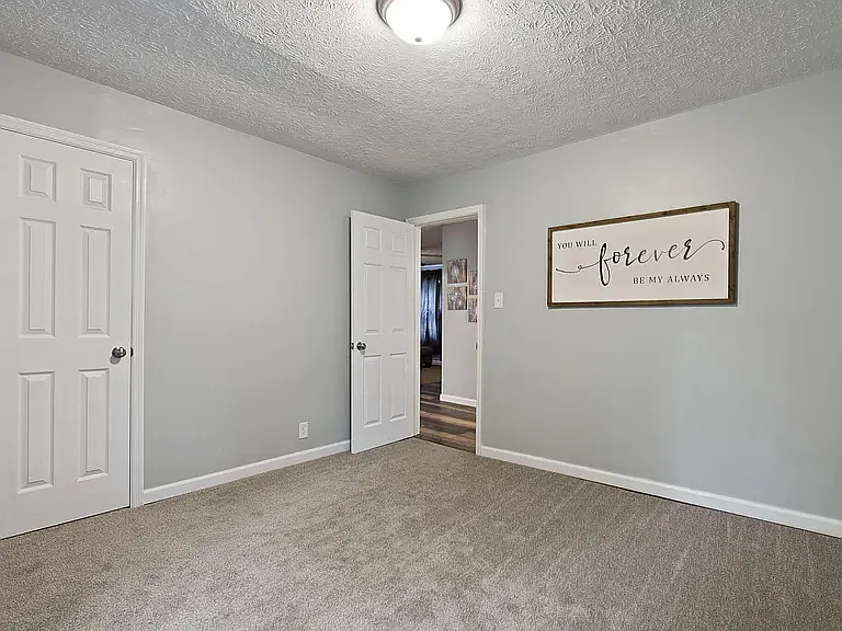 200 S Robbins Ct — Photo 3