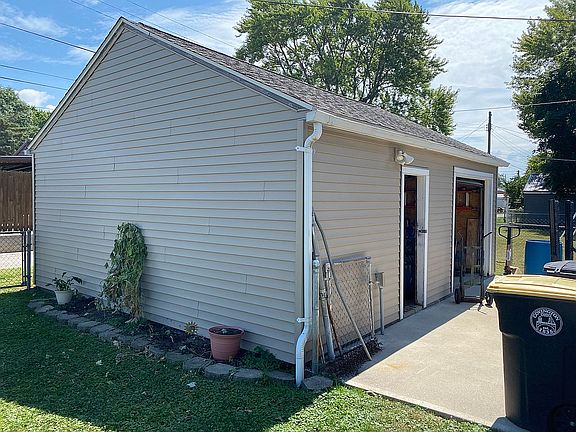 Detached garage