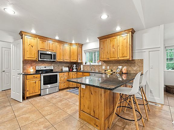 3rd image of 525 E Oneida St