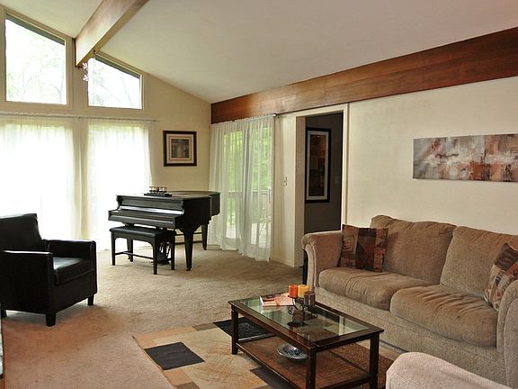 5th image of 820 Blueberry Hill Dr