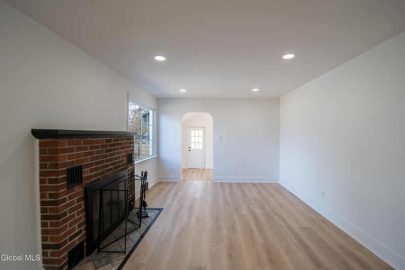 3rd image of 308 Kings Road