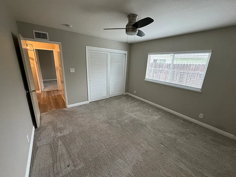 323 Garden Ct — Photo 3