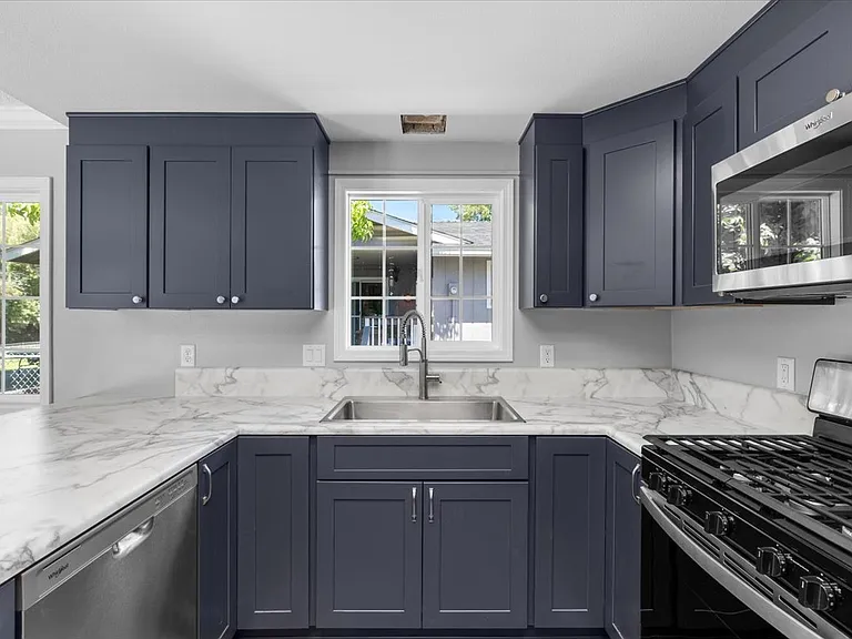 966 S Shasta Ave — Photo 8
