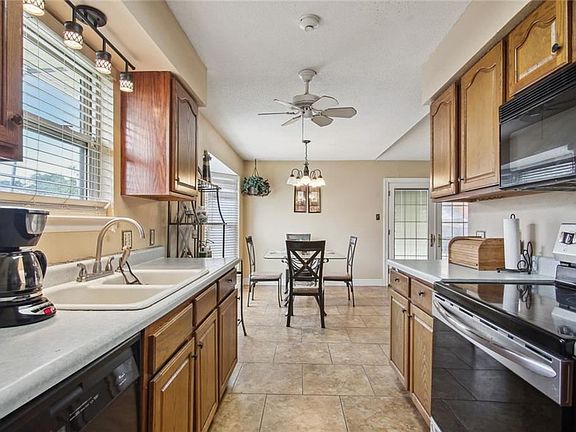 4th image of 2420 Pointmere Dr