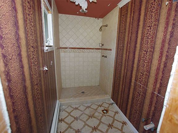 4th image of 10 Holly Ln