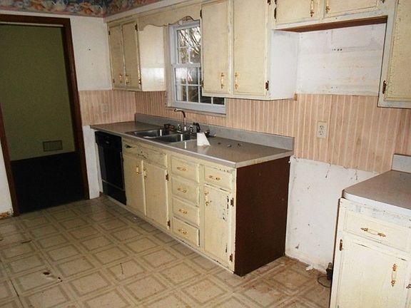 3rd image of 2120 S Green Rock Ln