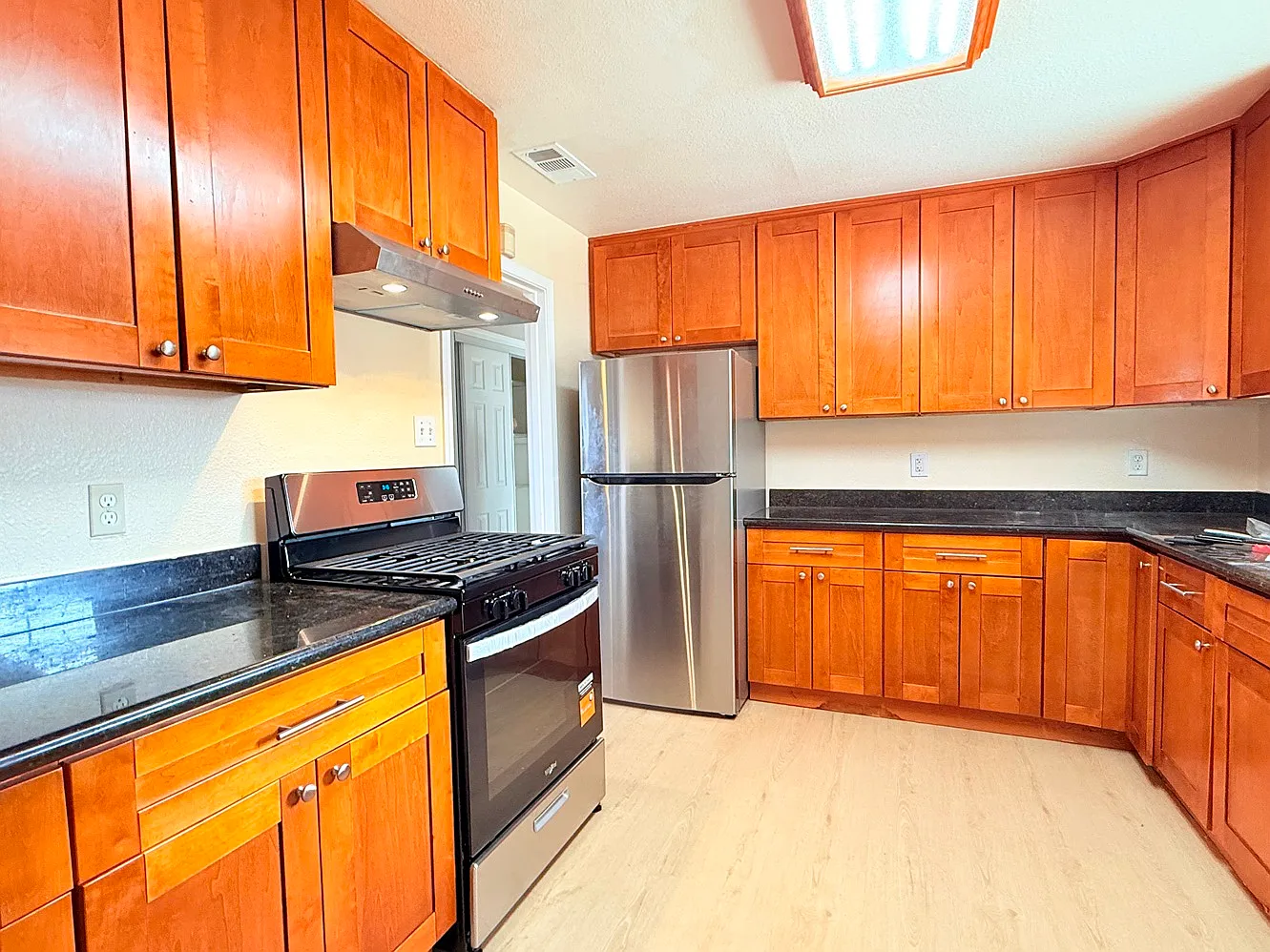3 bed, 1089 sqft, $3,200 — Photo 2