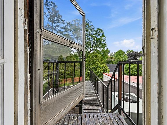 4th image of 421 N Walnut St #4